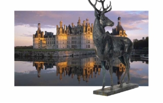 Vue du Cerf en bronze de Michel Saint Olive et du château de Chambord, en couverture du catalogue