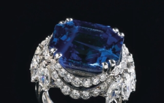 Vue d'une bague diamants et saphir en couverture