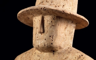 Détail d'une sculpture de Folon où l'on voit un homme en chapeau en couverture du catalogue